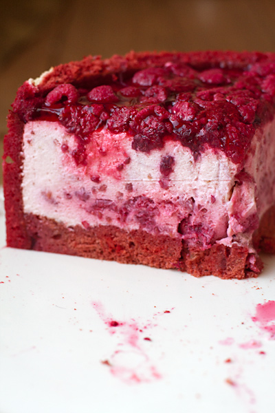 Торт розово-малиновым баварским кремом