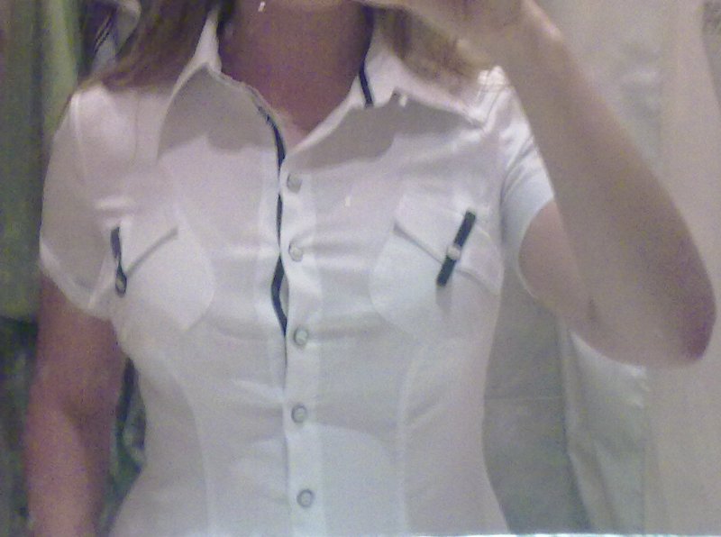 Домохозяйка приподняв блузку на вебкамеру показывает большие сиськи