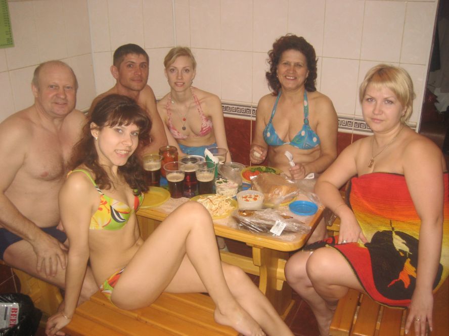Три пары свингеров встречают Новый год в бане - порно фото