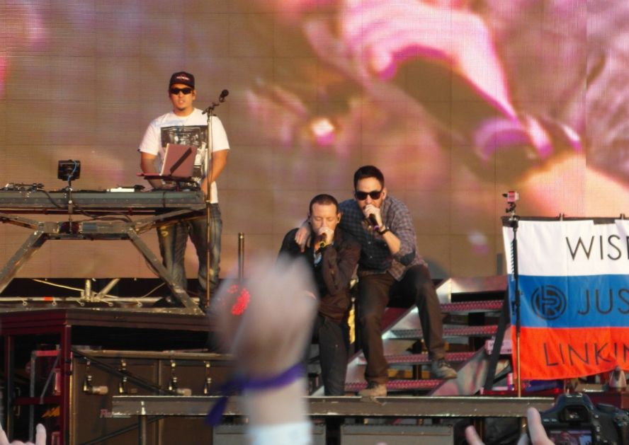 Песни линкина парка на русском. Линкин парк Москва 2011. Линкин парк концерт 2004. Linkin Park концерт. Линкин парк концерт концерт.