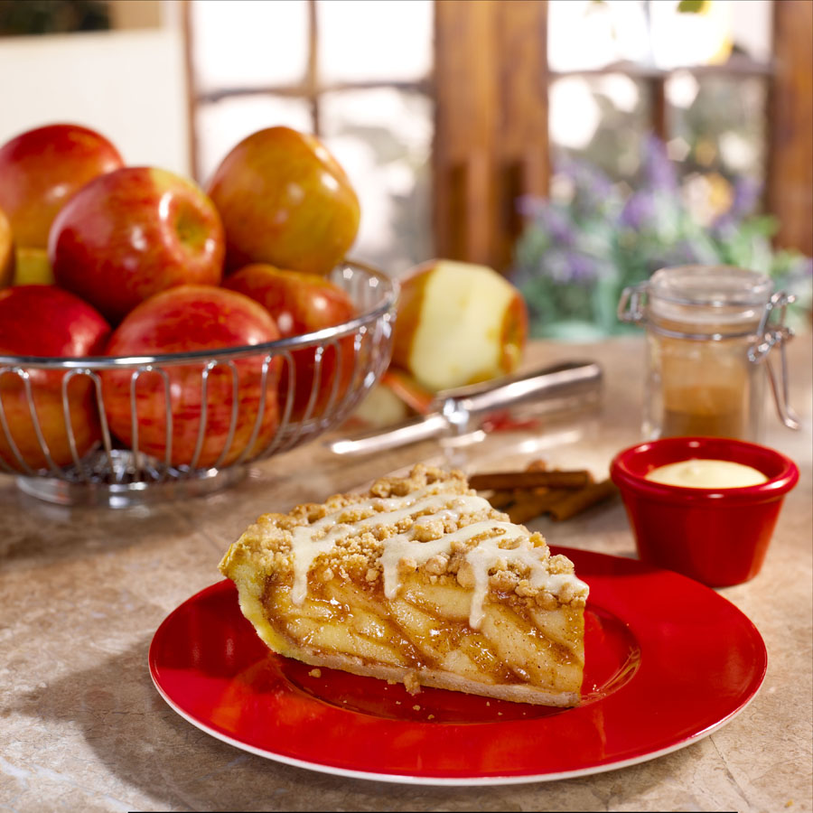 Яблочный обед. Яблочный пирог. Шарлотка. Шарлотка с яблоками. Яблоки на блюде.