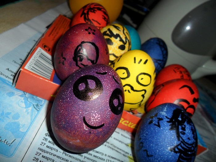 Яйца маркером. Яйца разрисованные маркером. Раскрашенные яйца. Галактические яйца на Пасху. Смешные рожицы на яйцах.