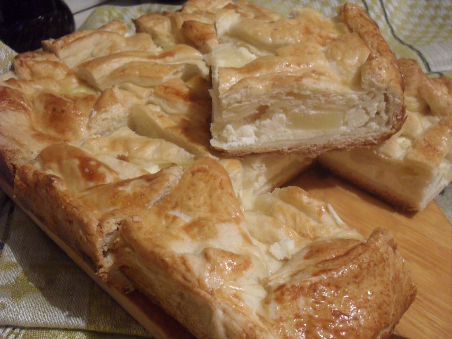 Слоеный пирог с сыром и ананасами