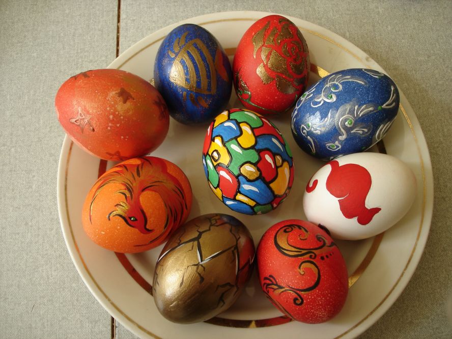 Дети красили яйца. Яйцо Пасха. Разрисовать пасхальное яйцо. Раскрашивание яиц на Пасху. Красивые яйца на Пасху.