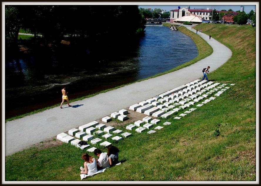 Памятник клавиатуре фото сверху