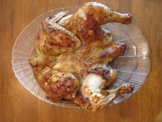 Золотистая курица на сковороде. Жареная курица с корочкой. Жареная курица целая. Зажаристая Курочка. Курица целиком на сковороде.