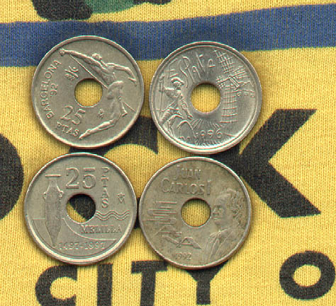 Монеты с отверстием. Монеты с дыркой в центре. Монета с дыркой посередине. Монетка с дыркой посередине.