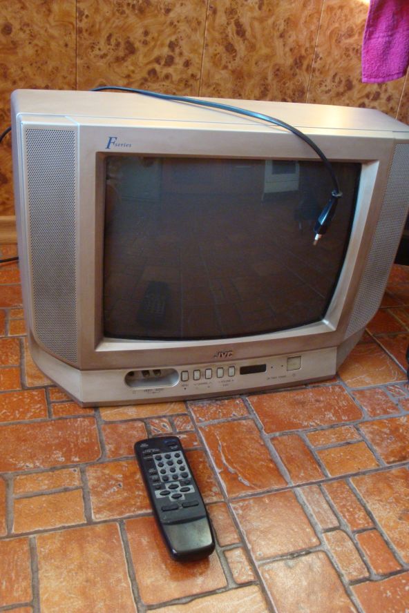 Авито объявления купить телевизор. Телевизор дешёвый старый. Бэушные телевизоры. Телевизор старый небольшой. Отдаём старый телевизор.