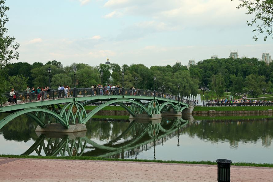 Пели парке. Парк Царицыно метро. Царицынский парк метро. Метро Царицыно , достопримечательности. Орехово парк Царицыно дерты.